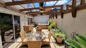 The courtyard area of a Tybee Island rental close to popular Savannah attractions.